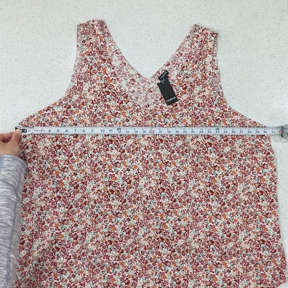 NWT Torrid Floral Challis Stitch Detail Thank Top V-Neck Sleeveless Flowy Fit 6X - Picture 4 of 9